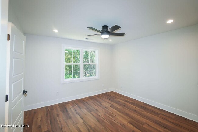 Building Photo - 476 Yadkin Rd