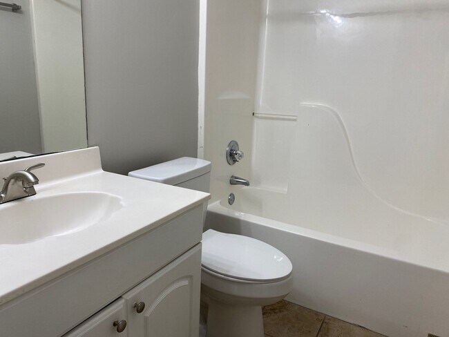 Building Photo - 189 Middle School Rd