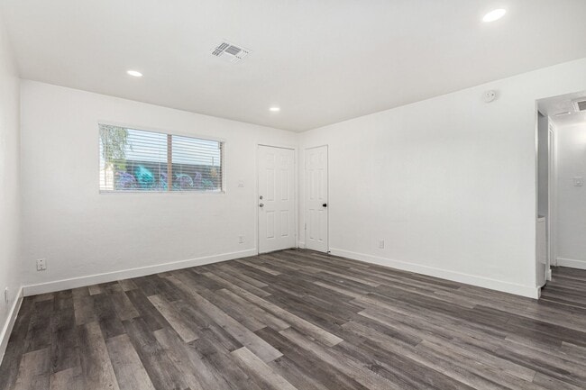 Building Photo - Two Bedroom with Yard & Washer/Dryer - 4 Weeks of Free Rent!