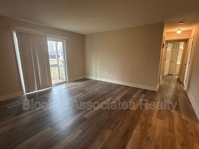 Building Photo - 2260 Sunderland Rd