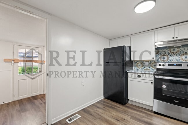 Building Photo - 301 N Spruce St