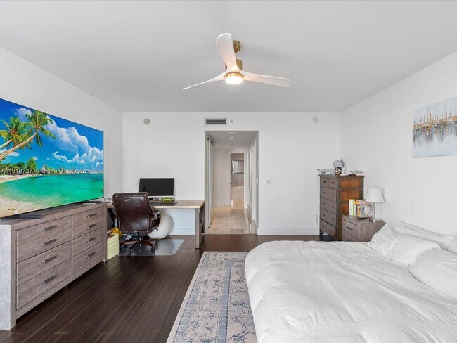 Building Photo - 1331 Brickell Bay Dr