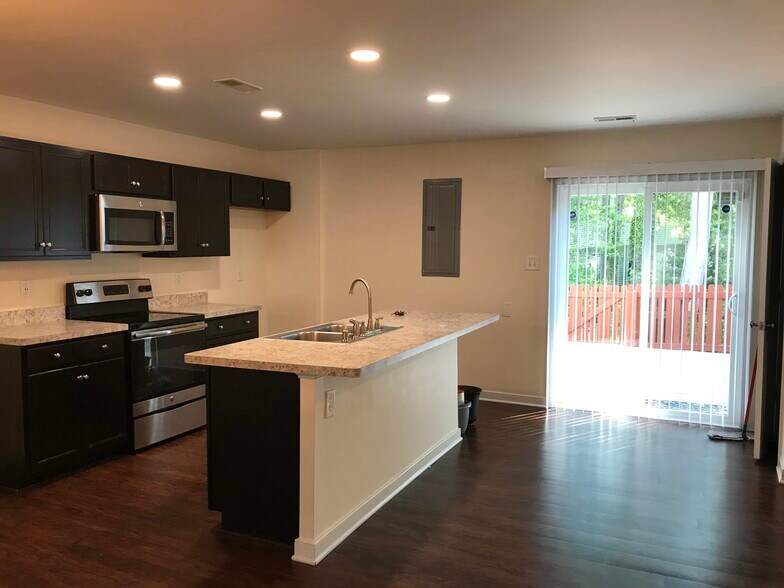 Building Photo - 1505 Stonewall Manor Dr