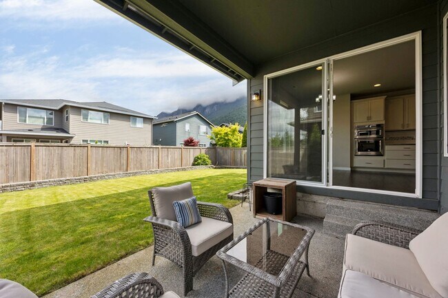 Building Photo - Perfect and Picturesque and Furnished!