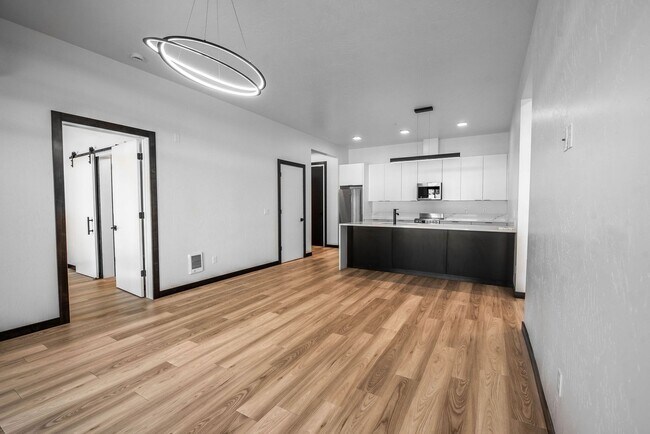 Building Photo - Modern Midtown Living | 2 Bed, 2 Bath Near...