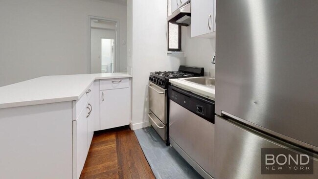 Building Photo - 140 E 46th St
