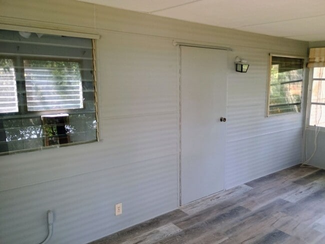 Building Photo - 2 bedroom 1 bathroom with HUGE bonus room