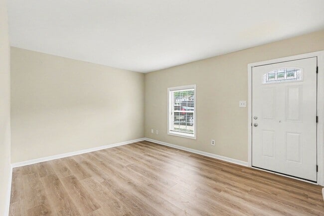 Building Photo - Updated 2BR Townhome Minutes from Central Park & Mary Washington Hospital!