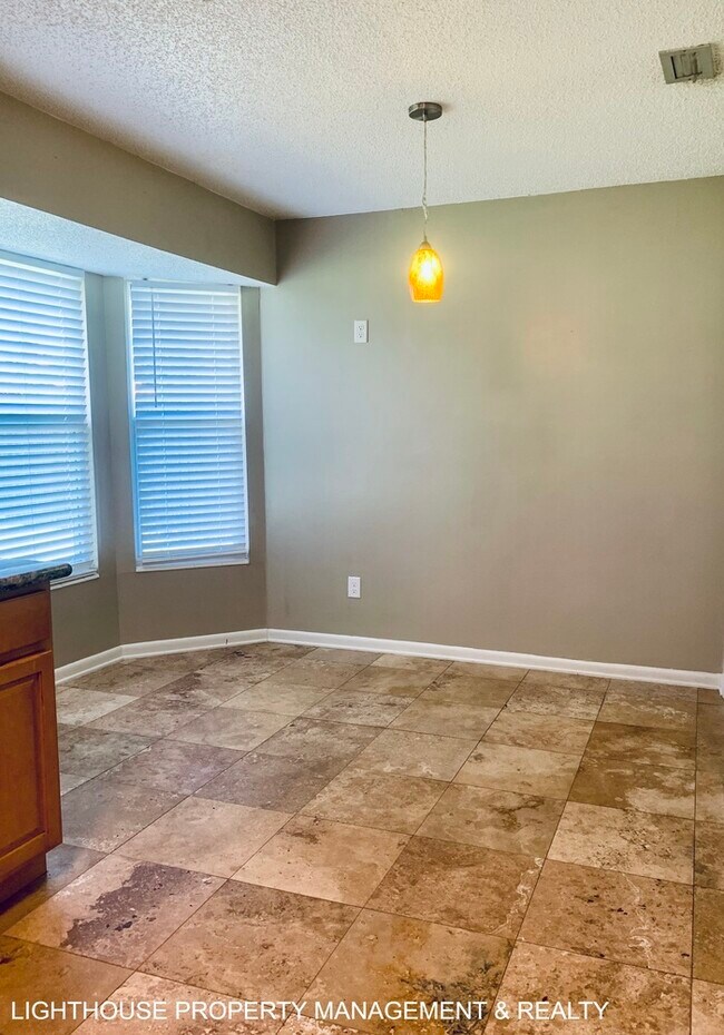 Building Photo - Spacious 4-Bedroom, 2-Bath with Fenced Yar...