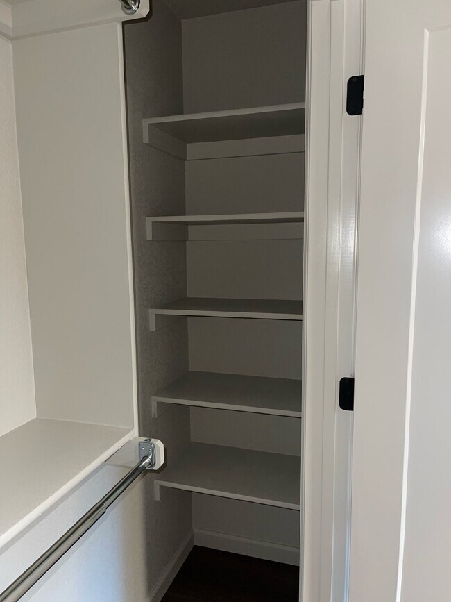 Building Photo - Modern 2 Bedroom Condo