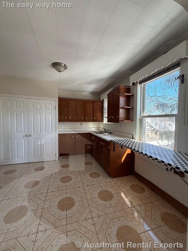 Building Photo - 110 Sharon St