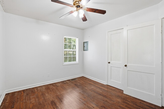 Building Photo - 517 11th Ct W