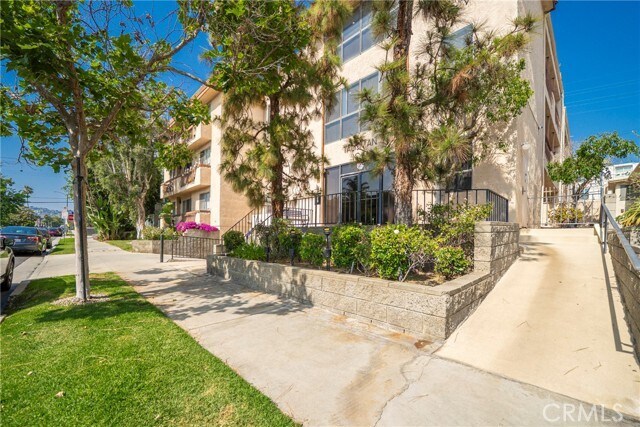 Building Photo - 104 S Hayworth Ave