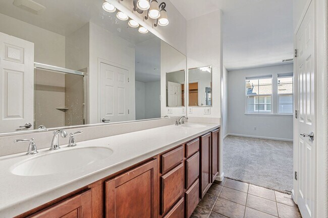 Building Photo - 1,331 sq ft with 2 on-suite bedrooms and o...