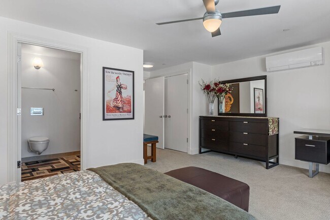 Building Photo - Large Updated SoMa Apartment!