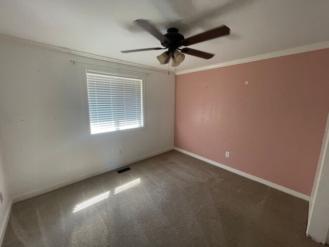 Building Photo - 3 Bedroom, Pet Friendly Home with Large Fe...