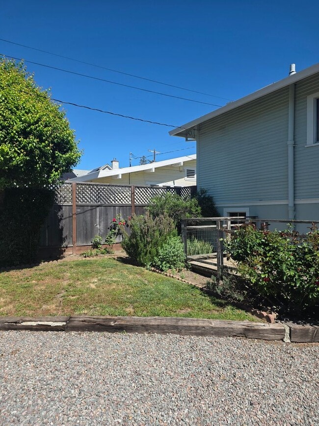 Building Photo - Charming Downtown Petaluma Gem - 3bed 1.5 Bath Available Now !
