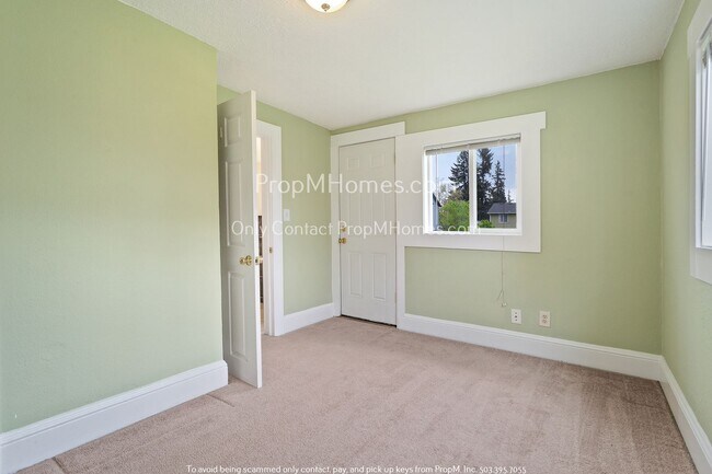 Building Photo - Charming Three Bedroom Home in Hazelwood!