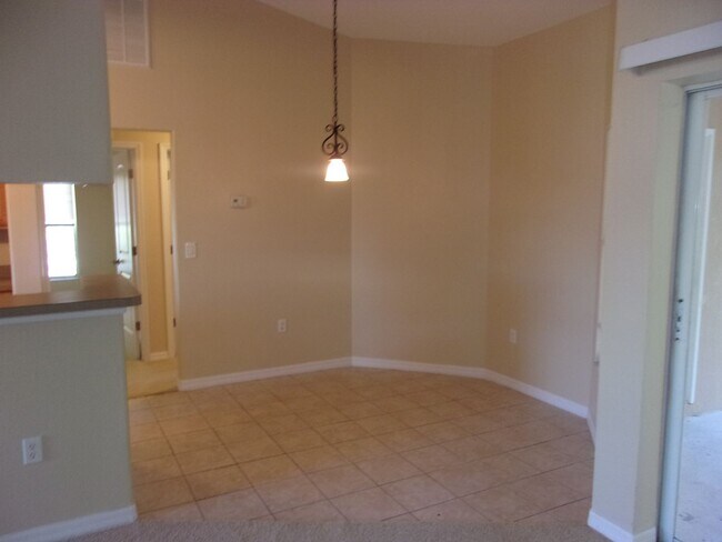 Building Photo - Centrally Located 3 Bedroom Single Family Home