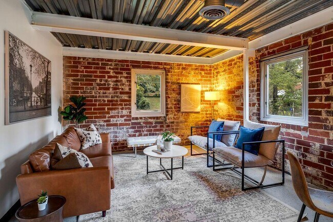 Building Photo - 15 Burbank Dr SW