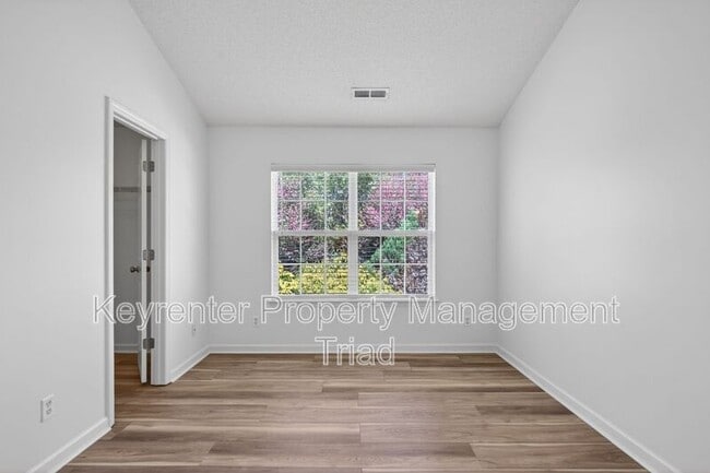 Building Photo - 138 Tannenbaum Cir