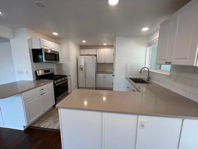 Building Photo - 825 E Larkspur Dr