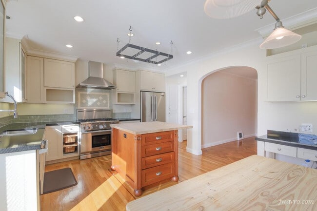 Building Photo - 348 Stratford Dr