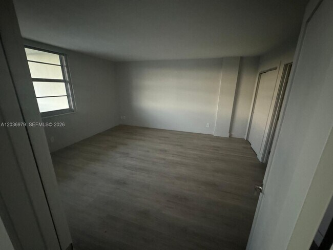 Building Photo - 9500 W Bay Harbor Dr