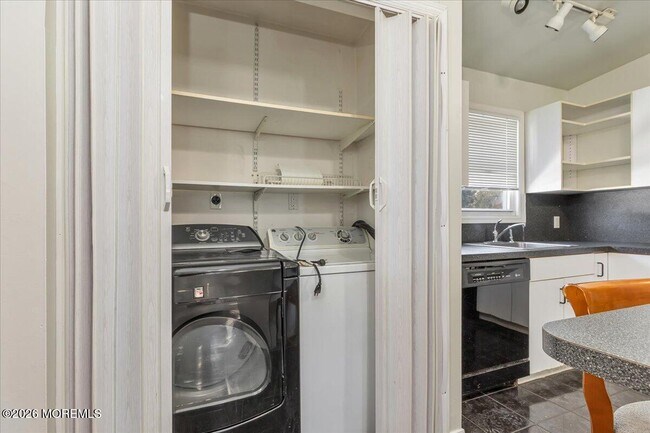 Building Photo - 301 Norwood Ave