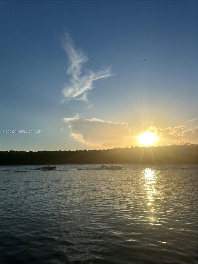 Building Photo - 400 Kings Point Dr