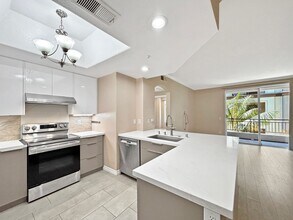 Building Photo - Stunning 2BD/2BA Condo in La Jolla W/ W/D,...