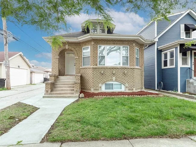 Primary Photo - Portage Park 4 bed, 2.5 bath classic!