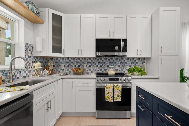 Building Photo - Coastal 3-Bedroom Home Just 5 Blocks from Madeira Beach!