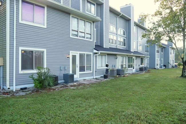 Building Photo - Spacious 2bd 2bth Condo Available Now!