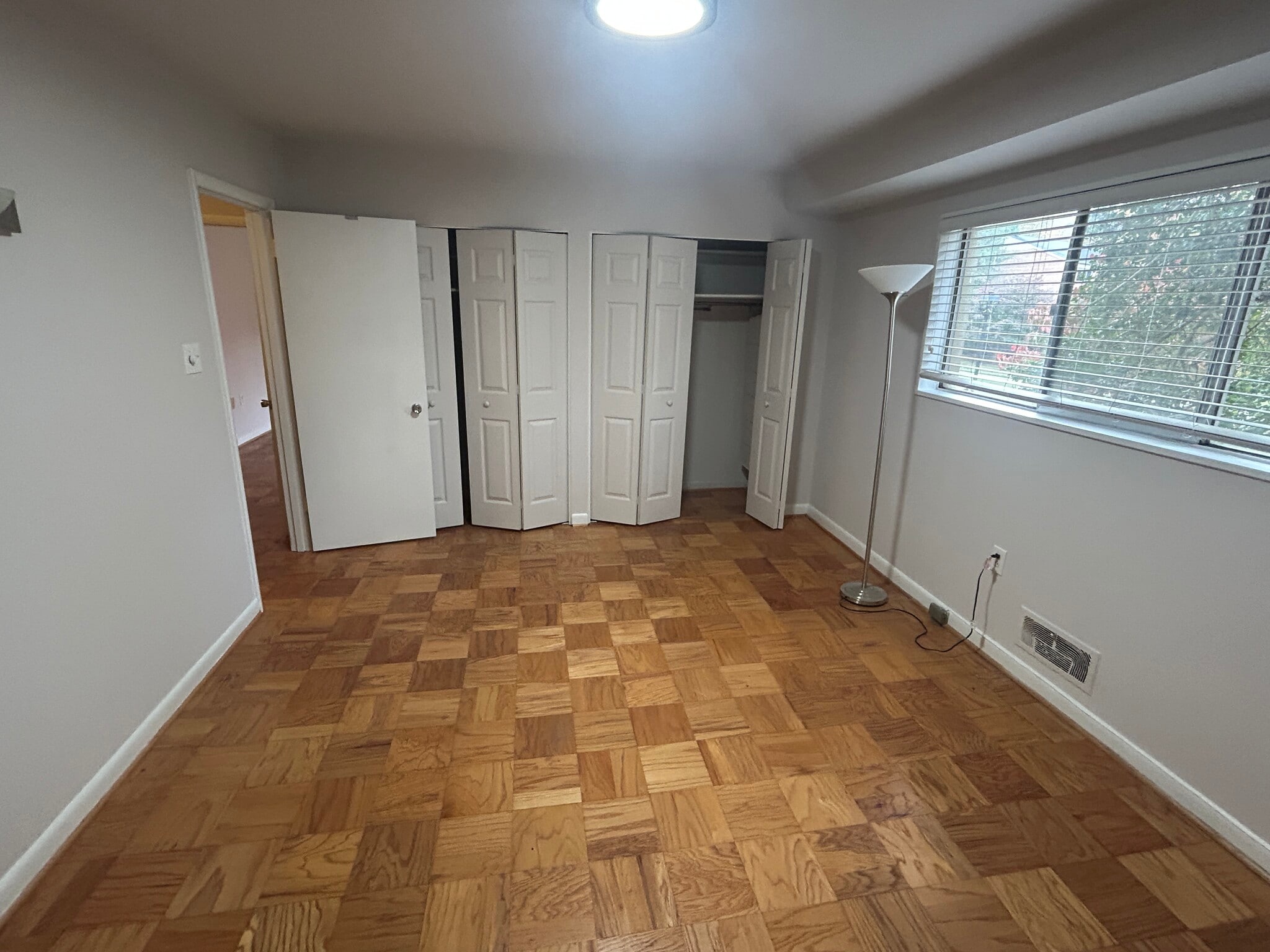 Building Photo - 10613 weymouth st 101