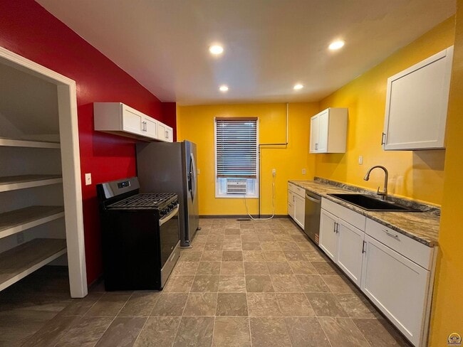 Building Photo - 401 Constitution St