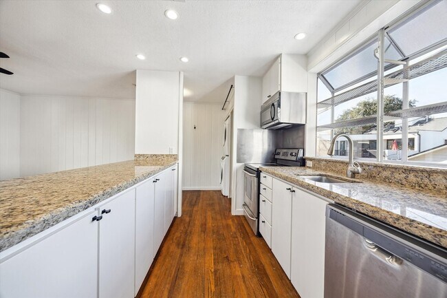 Building Photo - 2108 Branard St