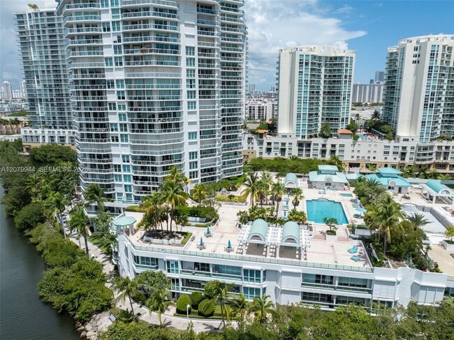 Building Photo - 16500 Collins Ave