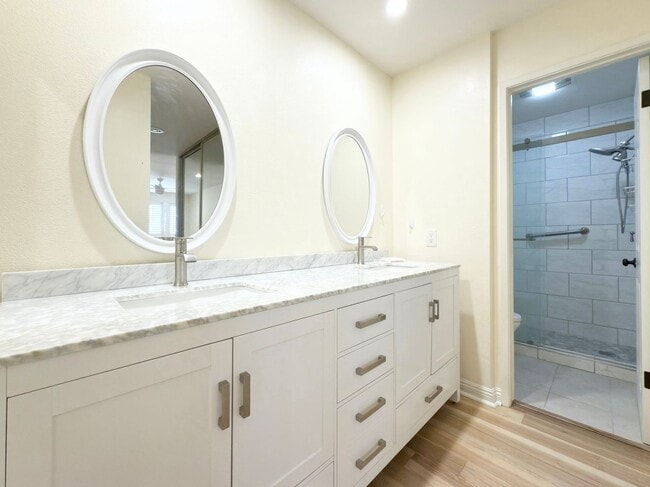Building Photo - Upgraded Condo in La Costa!