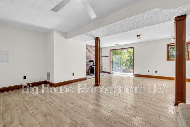 Building Photo - 1155 Old Linden Rd