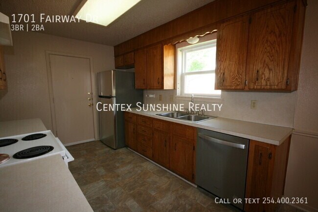 Building Photo - 1701 Fairway Dr