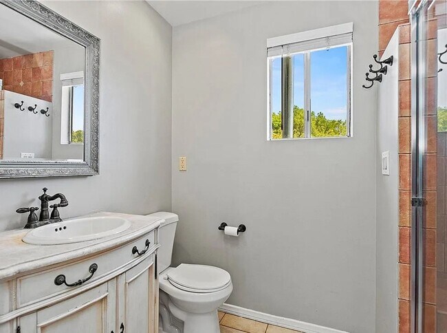 Building Photo - Gorgeous 3 bd 2 ba + Den Single Family hom...