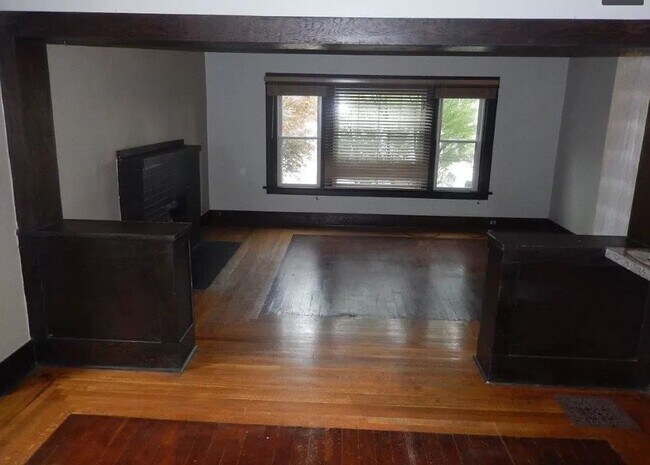 Building Photo - Stunning 4BD Craftsman in Excellent N Port...