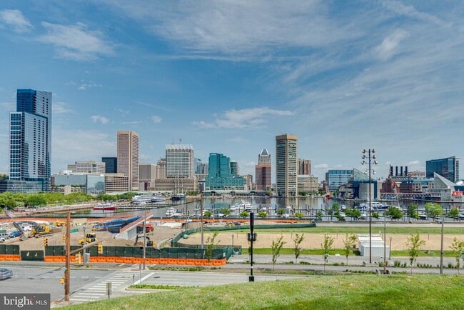 Building Photo - 910 S Charles St