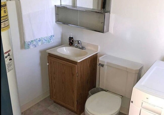 Building Photo - Spacious and bright