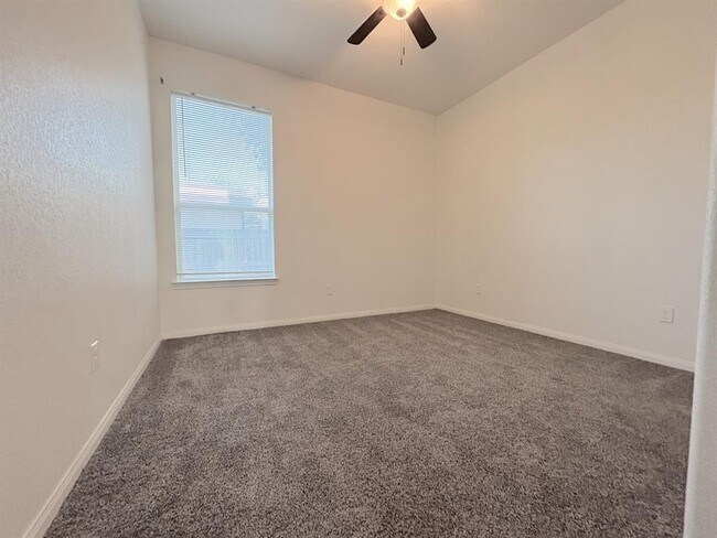 Building Photo - 313 S 6th St