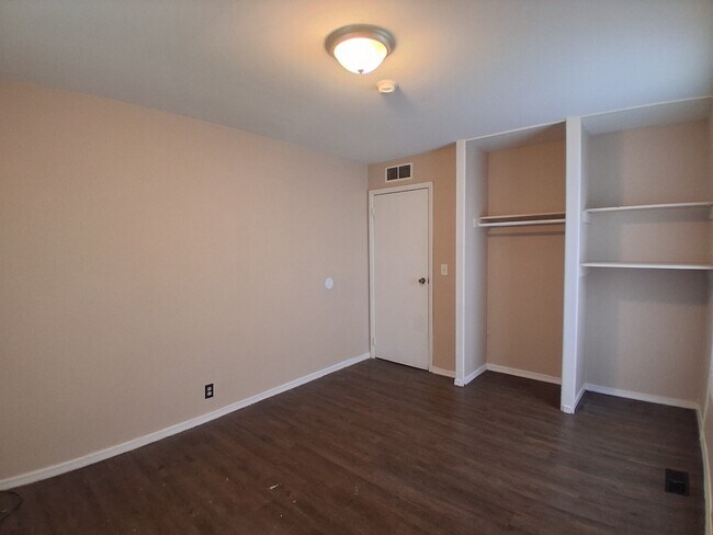 Building Photo - 908 Knollcrest Dr