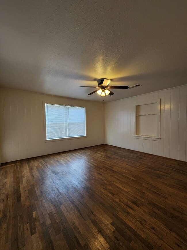 Building Photo - 1827 S Fredonia St