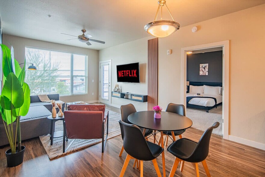 Building Photo - 1890 S Country Club Way