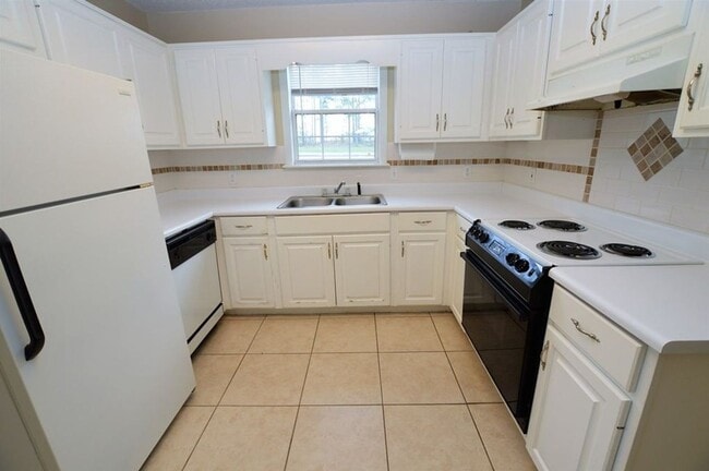 Building Photo - 6000 Susan Cir